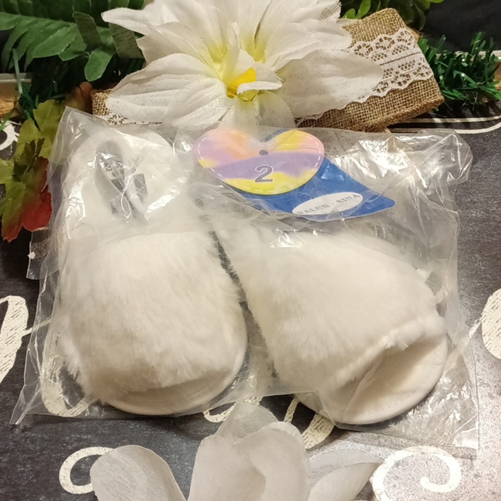 Valen .sina white babies fur sandals size 2